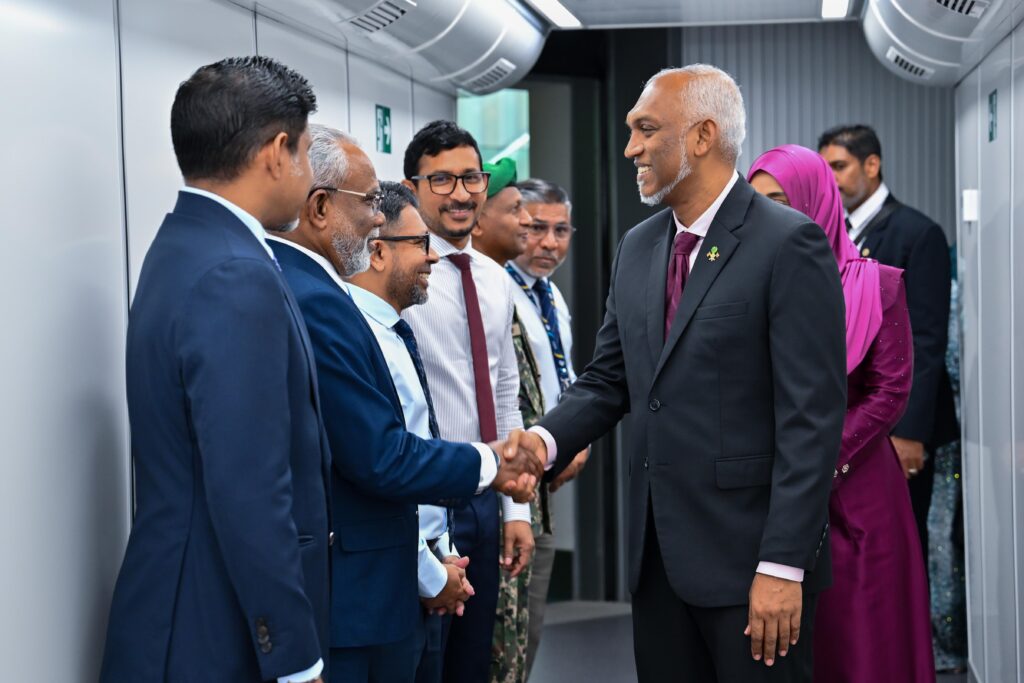 ރައީސުލްޖުމްހޫރިއްޔާ ޑރ. މުޢިއްޒުގެ ދެކަނބަލުން ފުރަމާނަ ދަތުރުފުޅެއްގައި ޕާކިސްތާނަށް ވަޑައިގެންފި