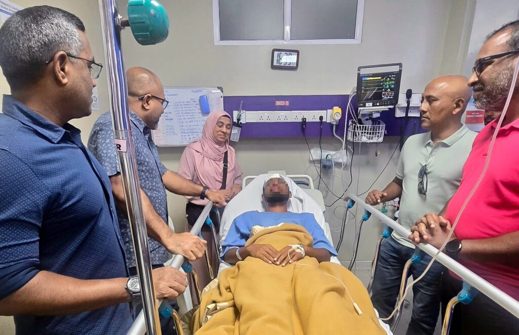 ޑިއުޓީގައި އުޅެނިކޮށް އަނިޔާވި ފުލުސް އޮފިސަރުގެ ހާލު ބައްލަވައި، ވަޒީރު އިޙްސާން ހިތްވަރު ދެއްވައިފި