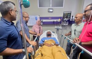 ޑިއުޓީގައި އުޅެނިކޮށް އަނިޔާވި ފުލުސް އޮފިސަރުގެ ހާލު ބައްލަވައި، ވަޒީރު އިޙްސާން ހިތްވަރު ދެއްވައިފި