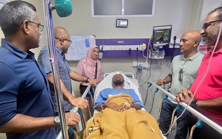 ޑިއުޓީގައި އުޅެނިކޮށް އަނިޔާވި ފުލުސް އޮފިސަރުގެ ހާލު ބައްލަވައި، ވަޒީރު އިޙްސާން ހިތްވަރު ދެއްވައިފި